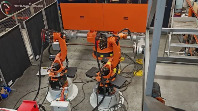 2× KUKA KR 16 · KRC4 · Célula de soldadura MIG