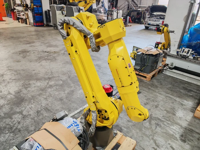 Robot FANUC M-20iA en descarga de inyectora